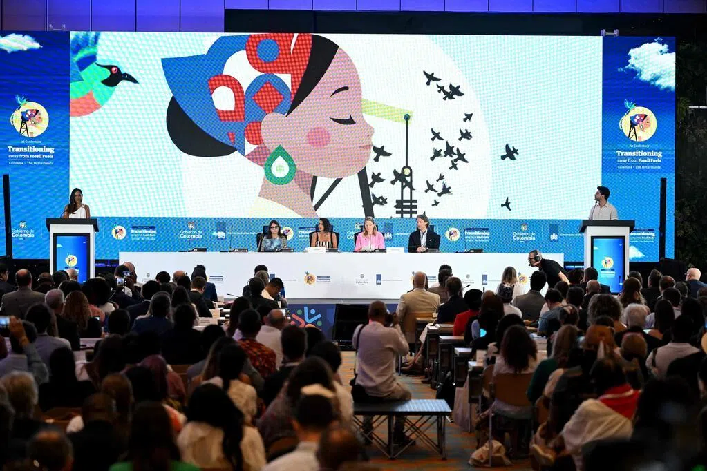 首场脱离化石燃料会议与会国将致力制定脱离化石燃料蓝图，并从化石燃料经济结构着手，推动绿色贸易。新加坡重申，加速能源转型有赖国际合作，并欢迎各国合力制定切实可行的解决方案，强化国际合作机制。