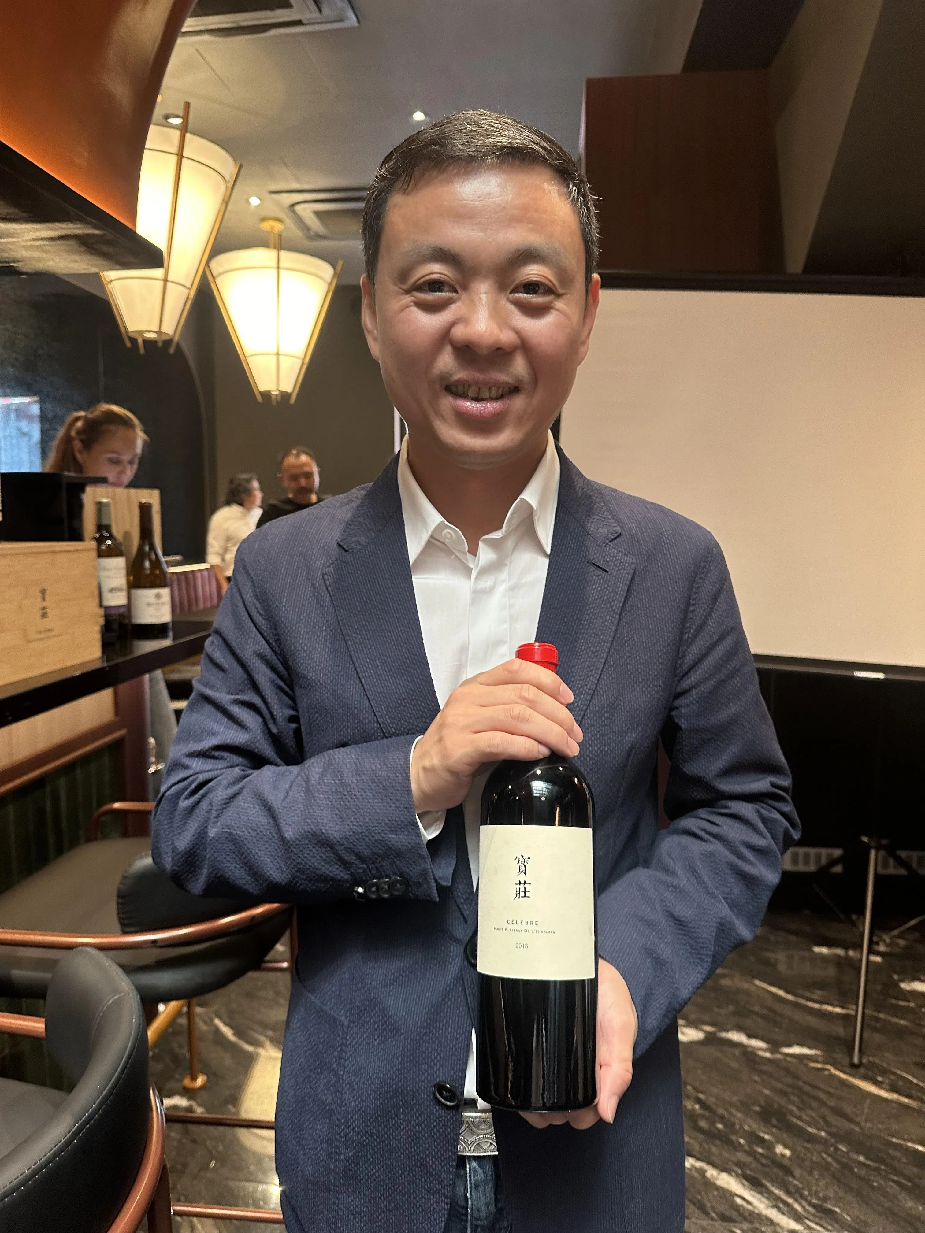 中国宝庄庄主詹皇恩介绍宝庄赤霞珠红酒风格。（黄向京摄）