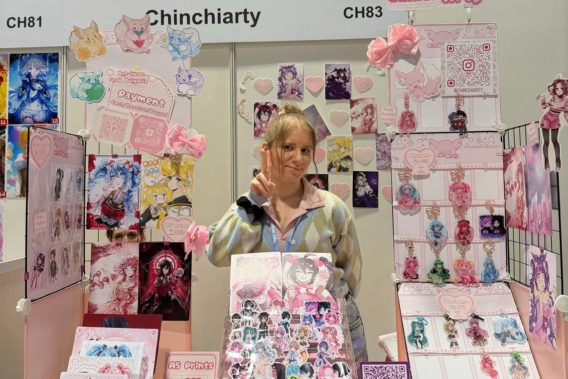 土耳其摊主Chincharity精美布置摊位，她的作品都是在手机上指绘完成。（张子奕摄）