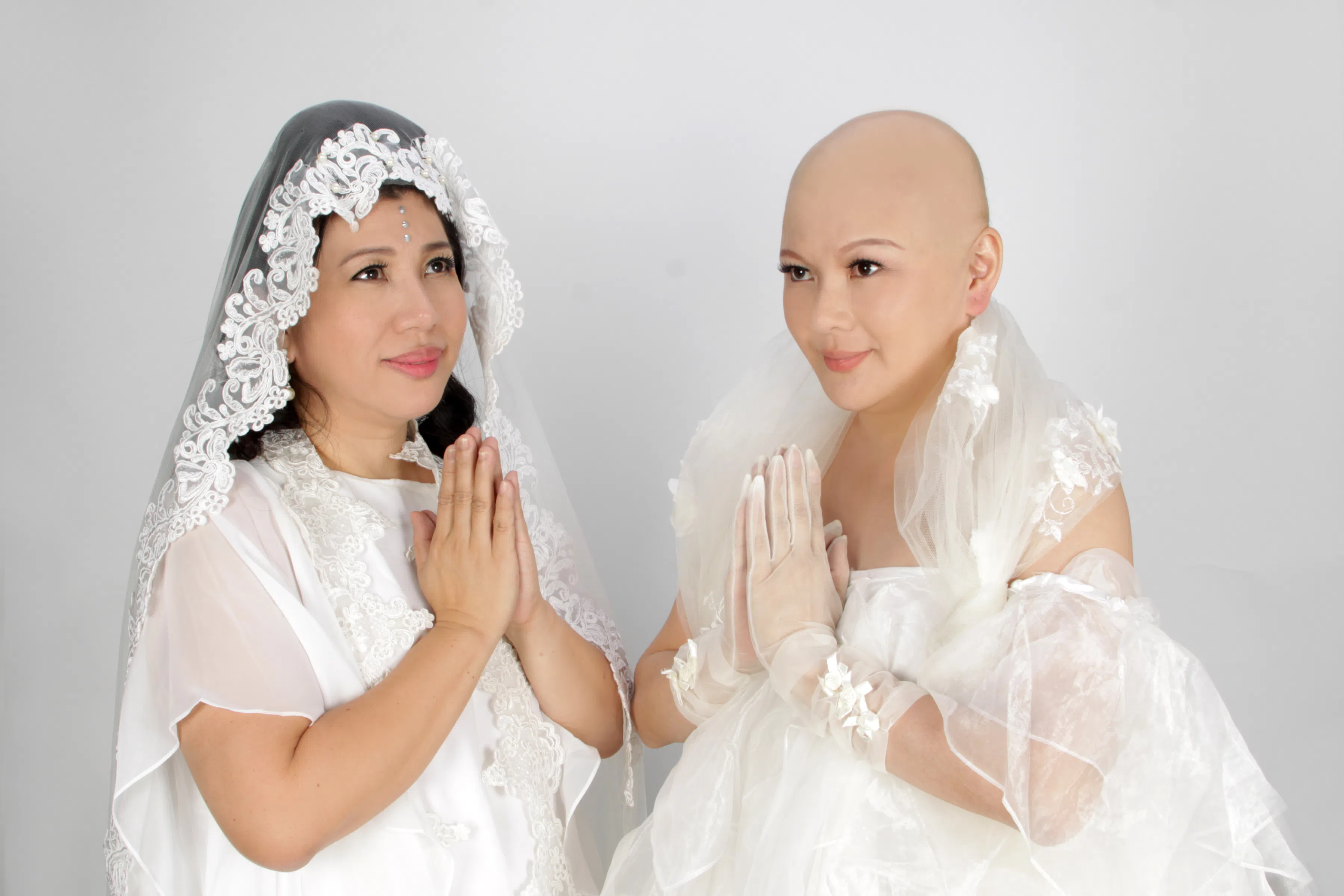 刘心玲（右）2014年最初患癌做化疗时，曾以光头形象和姐姐刘玲玲一同灌录佛曲，寻求心灵平静。（受访者提供）