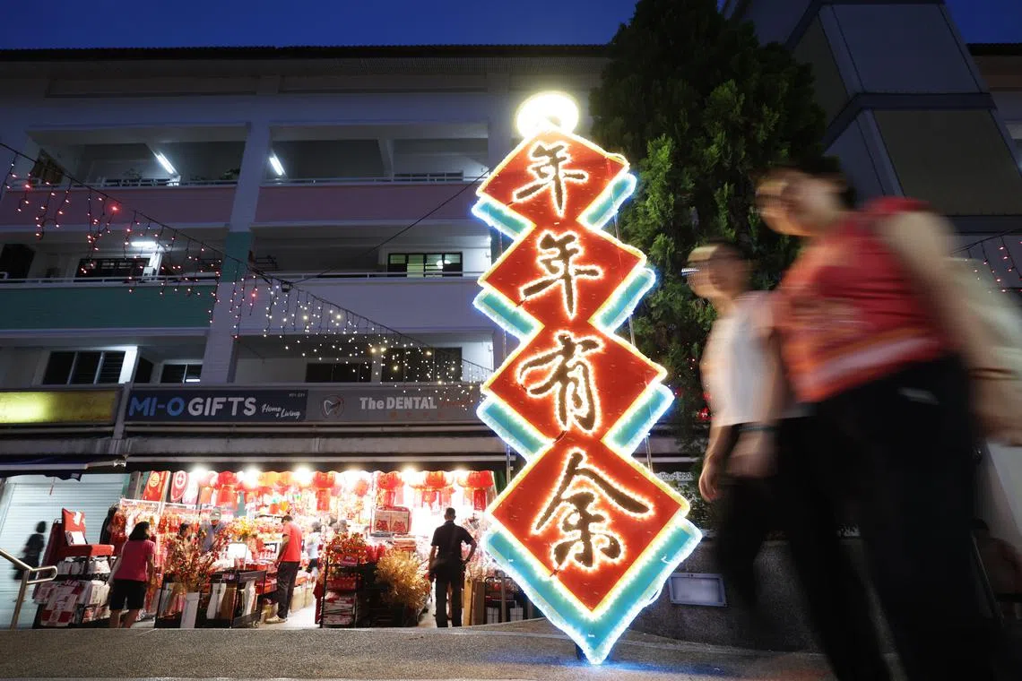 裕廊西51街的丰加坊，以喜庆的新年装饰点缀邻里中心，散发浓浓年味。“年年有余”寓意生活富足，存款有余，餐食无忧，相信是许多人心中简单而真挚的新春愿望。（蔡家增摄）