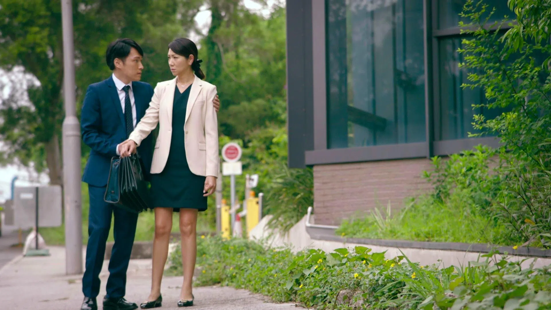 车婉婉（右）和林景程上演女尊男卑的办公室恋情。（互联网）