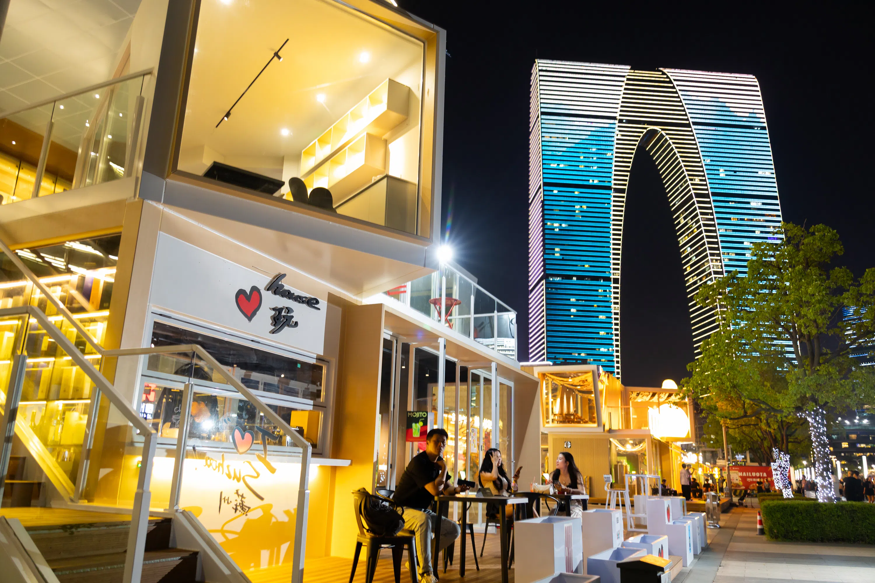 “日咖夜酒、艺趣共生”为特色的左岸158街区成为年轻人消费打卡新晋目的地。（苏州园区提供）