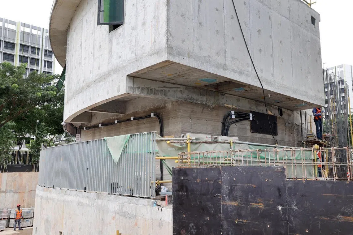 国大研究团队与和合公司（Woh Hup）合作，用混凝土3D打印技术，建造景林嘉园的托儿中心地面层。（萧紫薇摄）