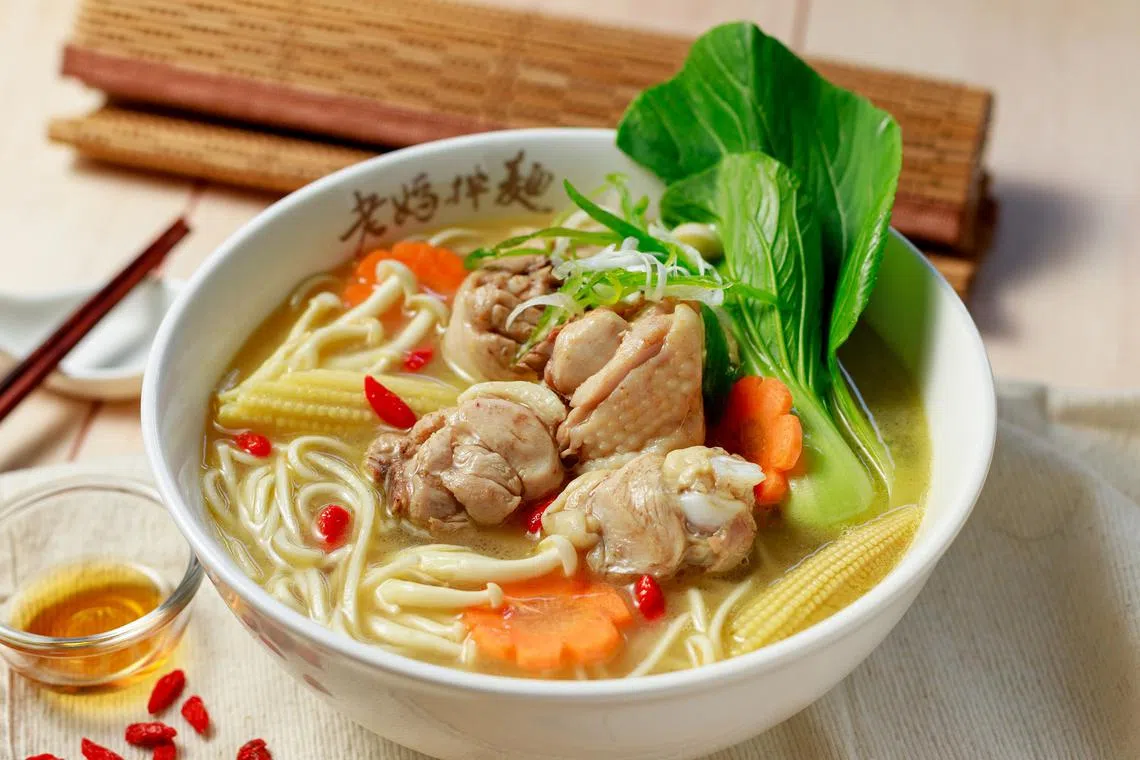 干贝花雕鸡汤面，有花雕酒提味，味道芳香，关庙面面条顺滑可口。（餐馆提供）