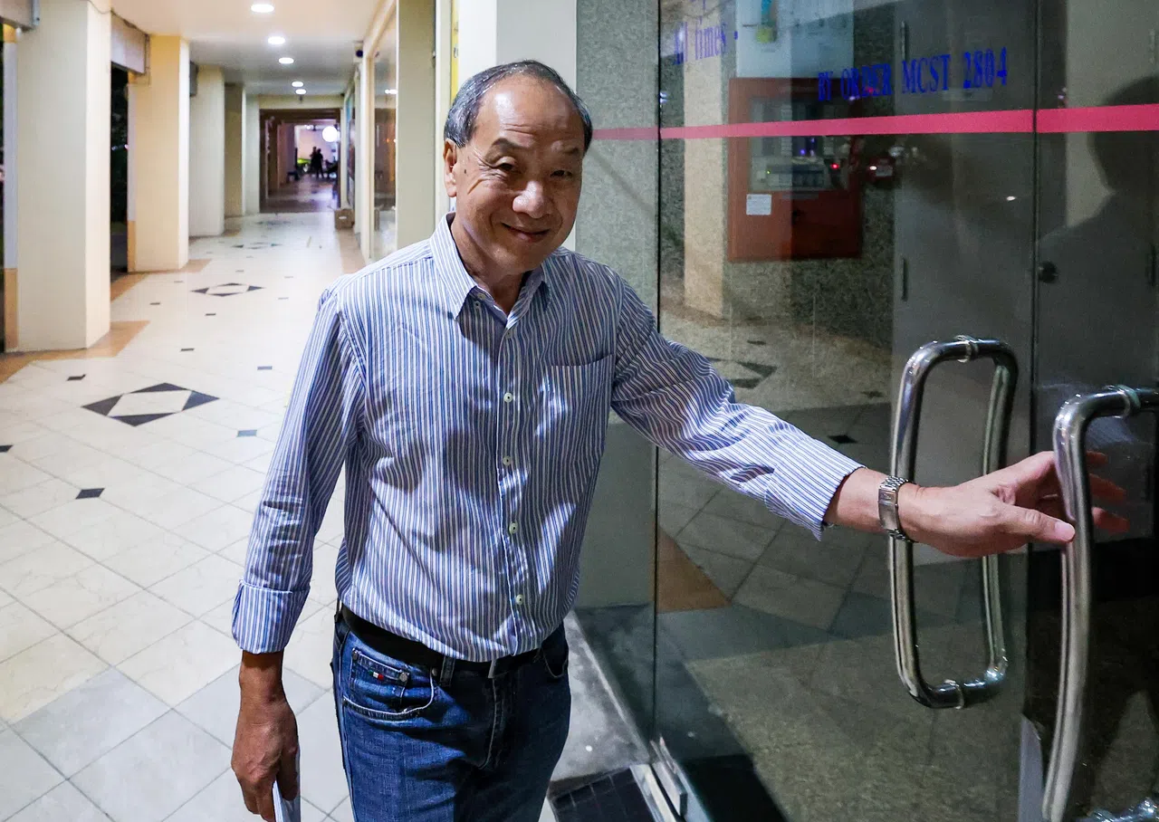 工人党前秘书长刘程强在晚上8时左右抵达总部。（陈斌勤摄）