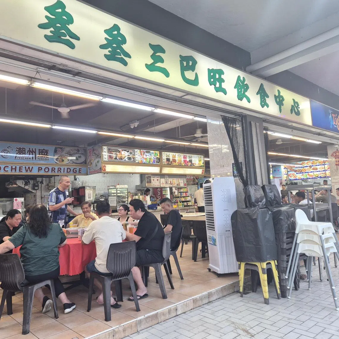 33鲜味园海鲜村在三巴旺路上段近义顺兵营。（陈爱薇摄）