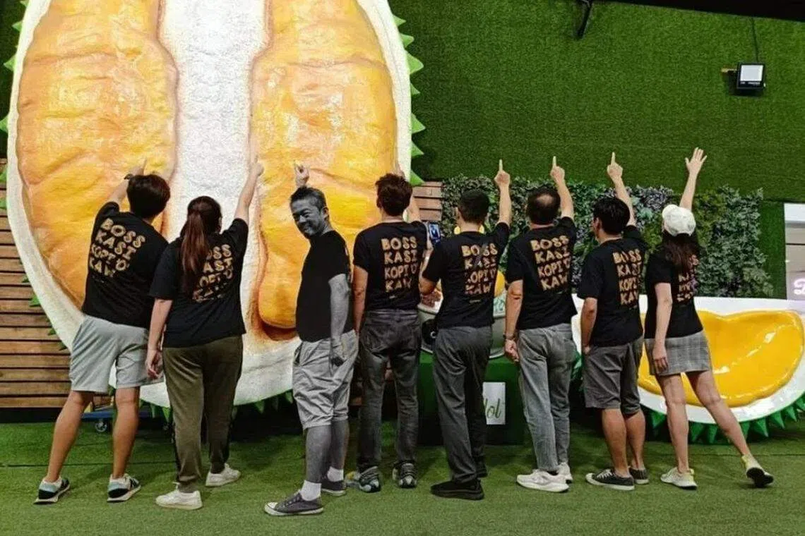 张咏华（左三）出事前一天与众人吃榴梿并合照，他当时坚持面对镜头拍照。（取自艺人脸书）