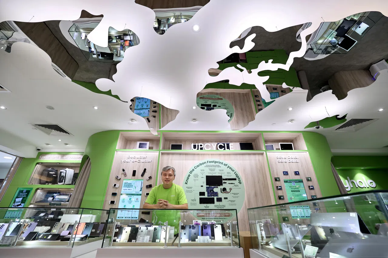 每次有电子产品投入回收箱，店里天花板的世界地图就会亮起，象征陈劲晖朝“无电子垃圾世界”的愿景又迈出一步。（龙国雄摄）