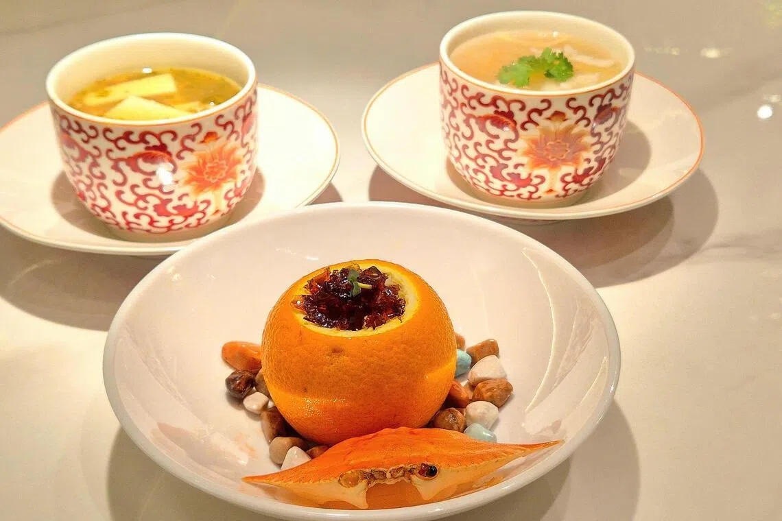 绿茶的一人份宋宴蟹酿橙（前）、宋嫂鱼羹（右）和杭式片儿川（汤面）。（陈爱薇摄）