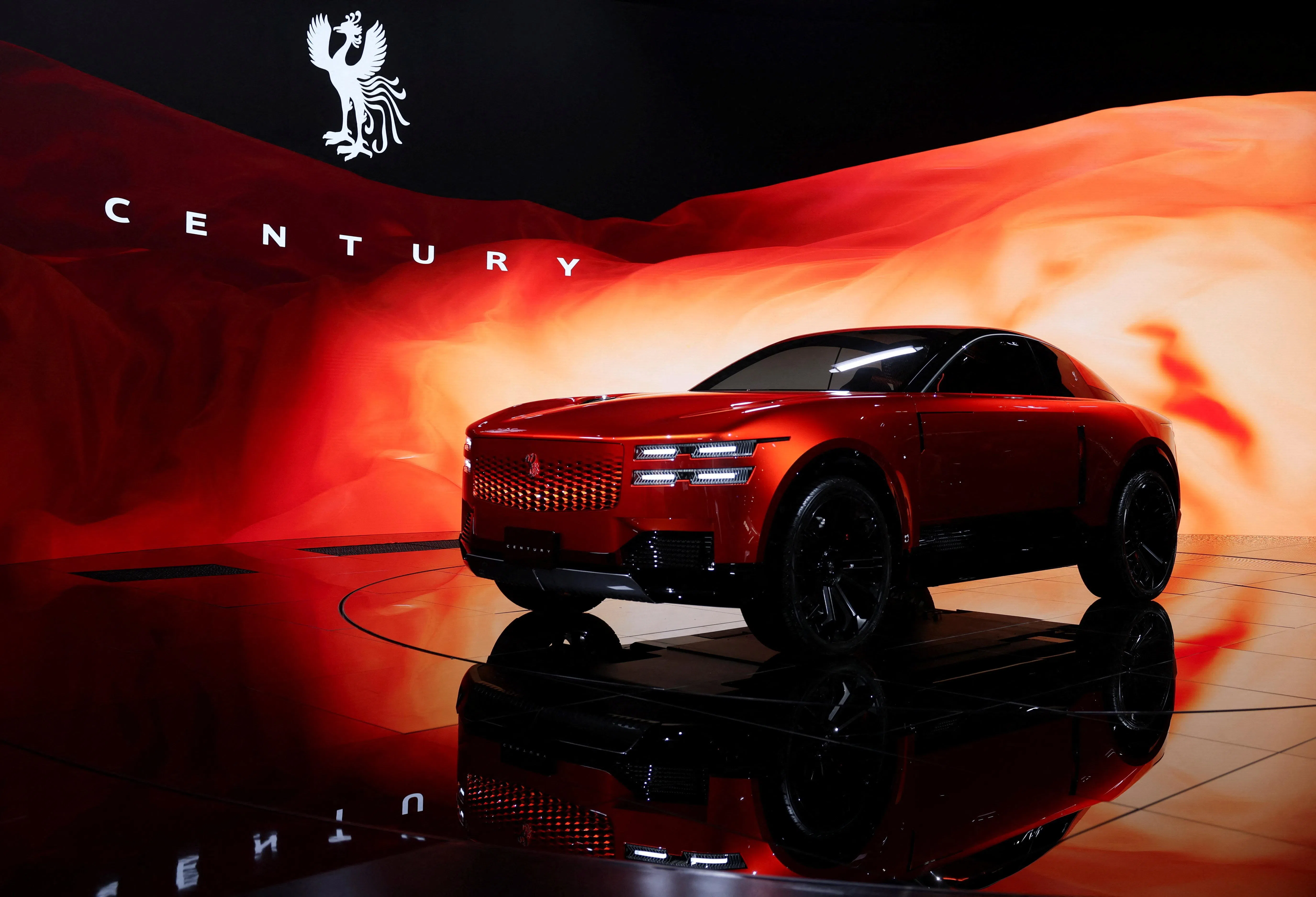 丰田在日本移动出行展上展示Century双门概念轿跑，瞄准超高端市场。（路透社）