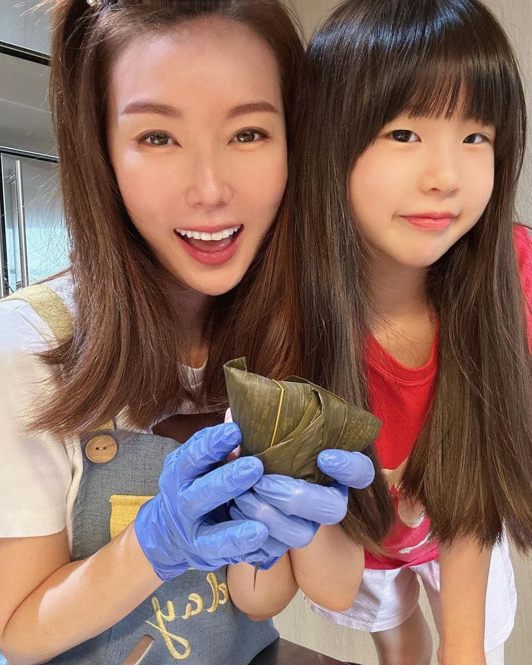 林湘萍的女儿喜欢妈妈包的新口味粽子。（取自艺人IG）