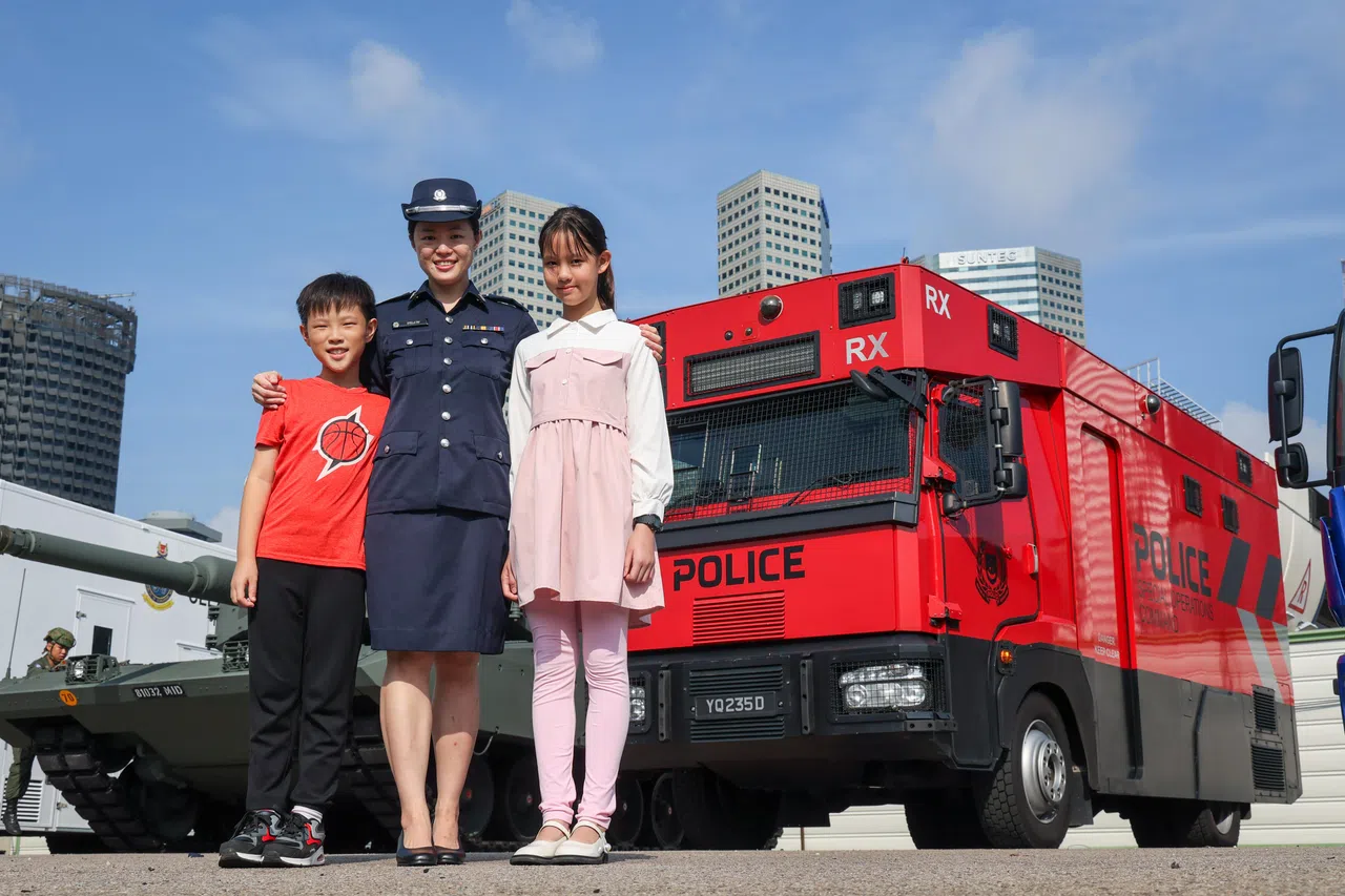 警察部队副警监郑丽瑩（中）将与11岁女儿吴恩希（右）和九岁儿子吴郡峰（左），一同出现在国庆庆典“薪火相传”环节。（张俊杰摄）