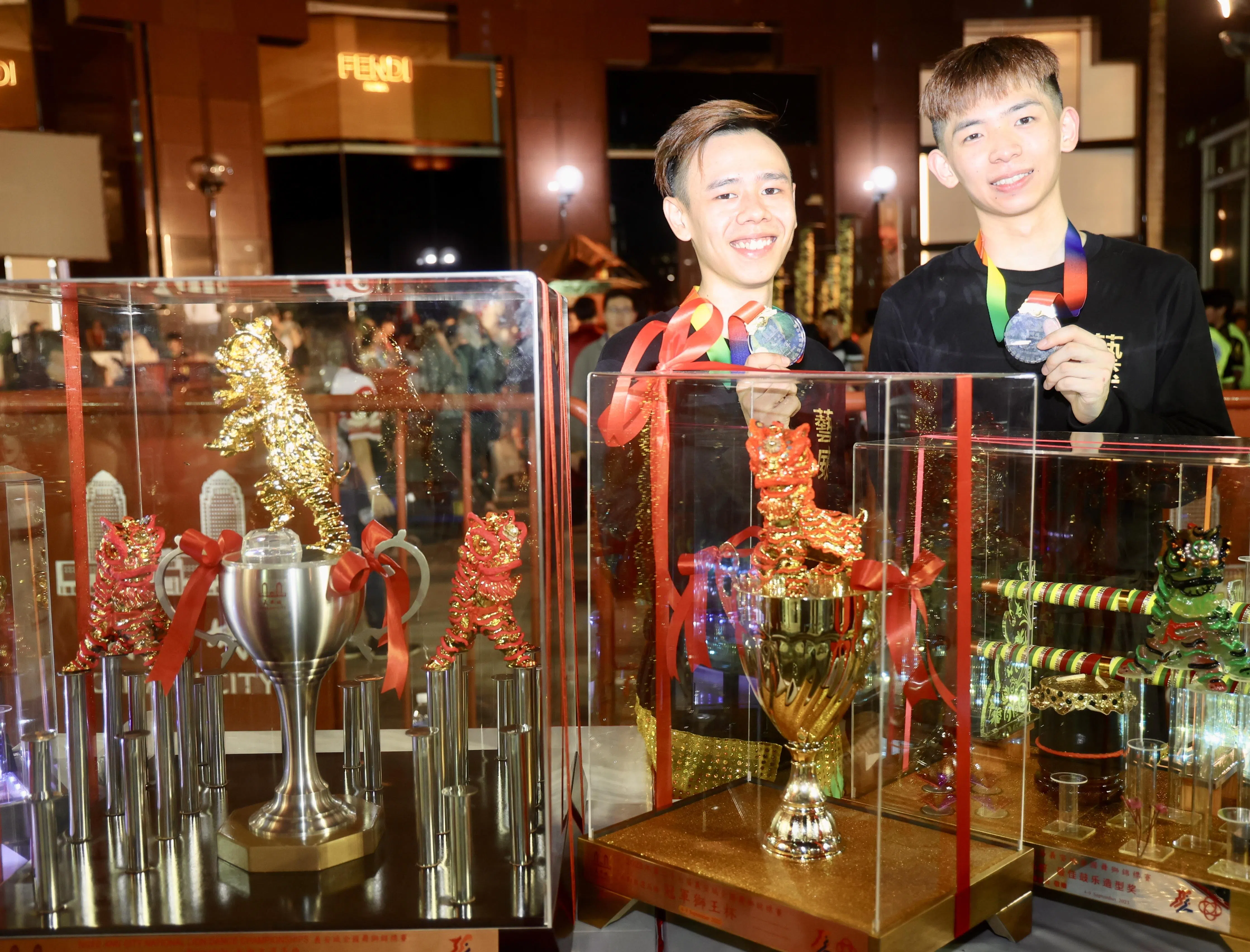 陈学文（左）和卓伟乐在颁奖仪式结束后，和奖杯合照。（邬福梁摄）