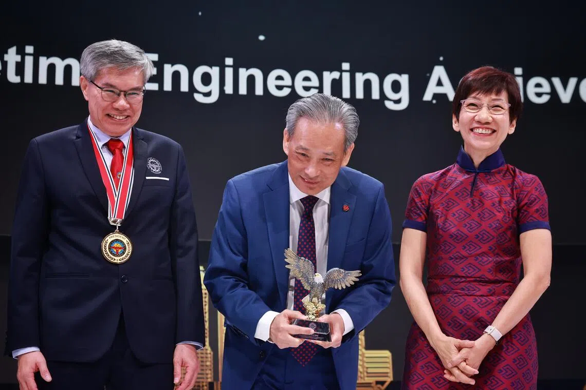 2023年1月17日，SMRT主席佘文民（中）在新加坡工程师学会56周年晚宴上获颁终身工程成就奖，颁奖人是永续发展与环境部长傅海燕（右）以及时任工程师学会会长锺德旋。（档案照片）