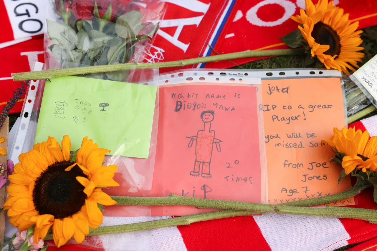 利物浦球迷在安菲尔德球场外留下悼念若塔的物品。（路透社）