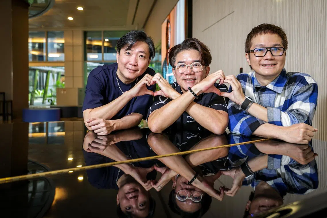 三人在访问时，相互倾听，默契接话，一个眼神便能读懂彼此心意，好交情溢于言表。（叶振忠摄）