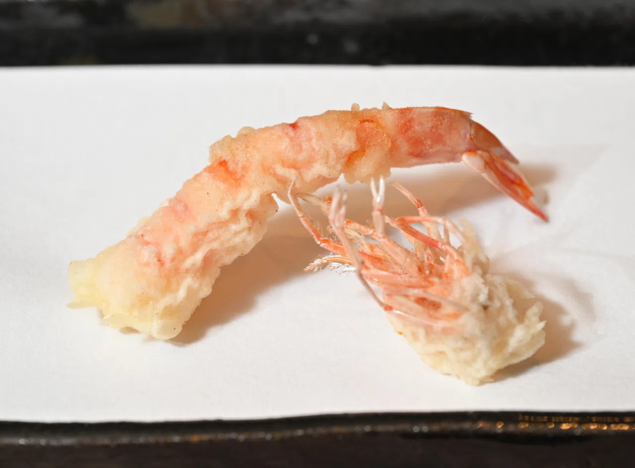 竹岛成树以时令食材精心炸制的酥脆虎虾天妇罗。（唐家鸿摄）
