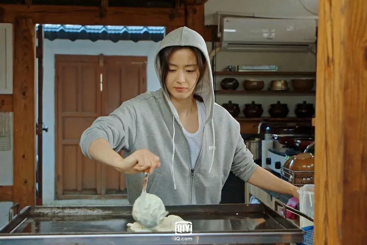 徐伊江替在山脚下经营餐厅的奶奶煎煎饼。（爱奇艺提供） 