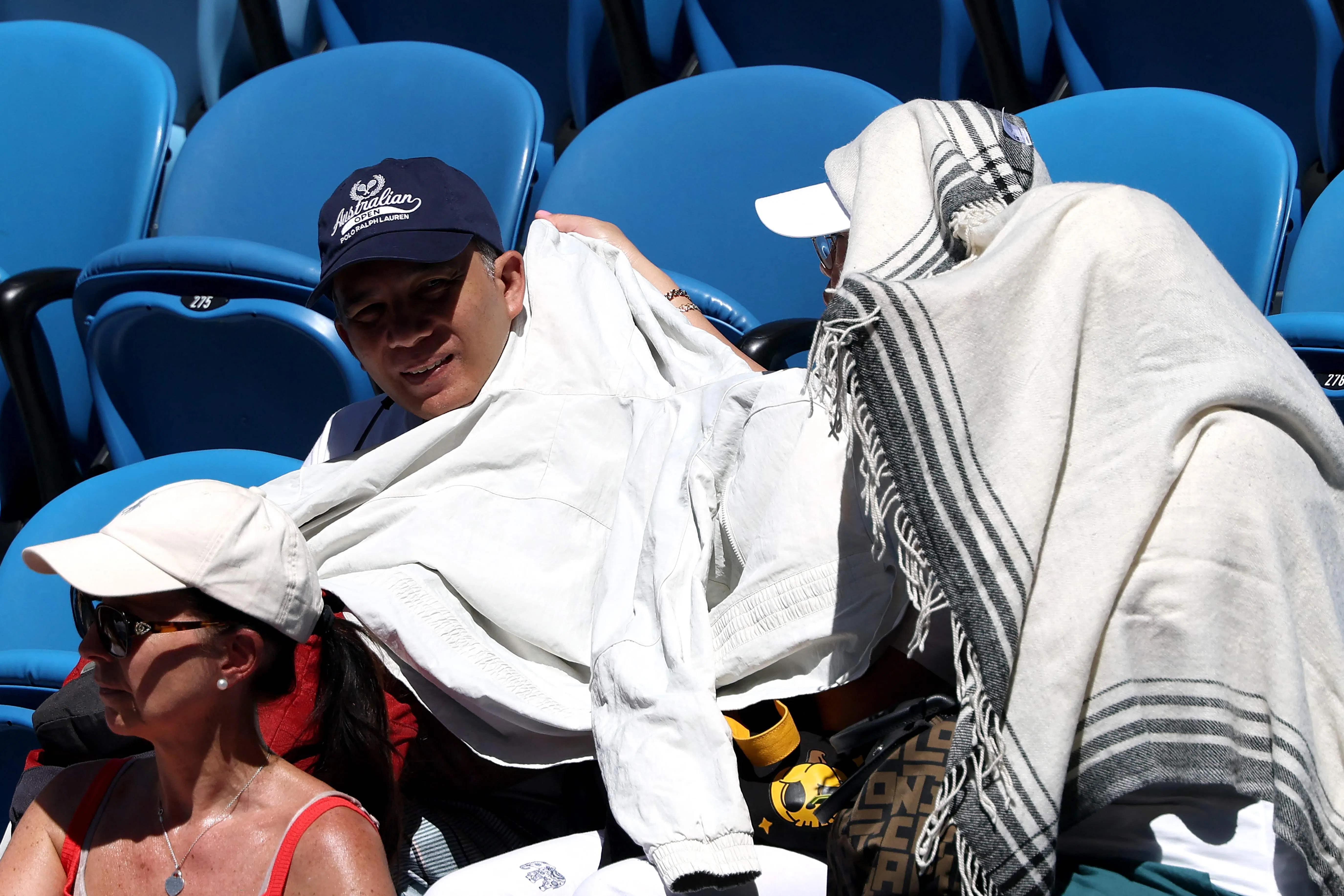 来到澳网观赛的场边观众在热浪中纷纷采取防晒措施。（法新社）