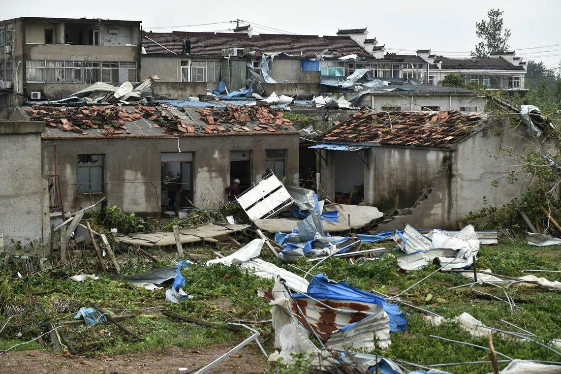 江苏宿迁市龙卷风造成1646户房屋一般受损，137户房屋倒塌。（法新社）