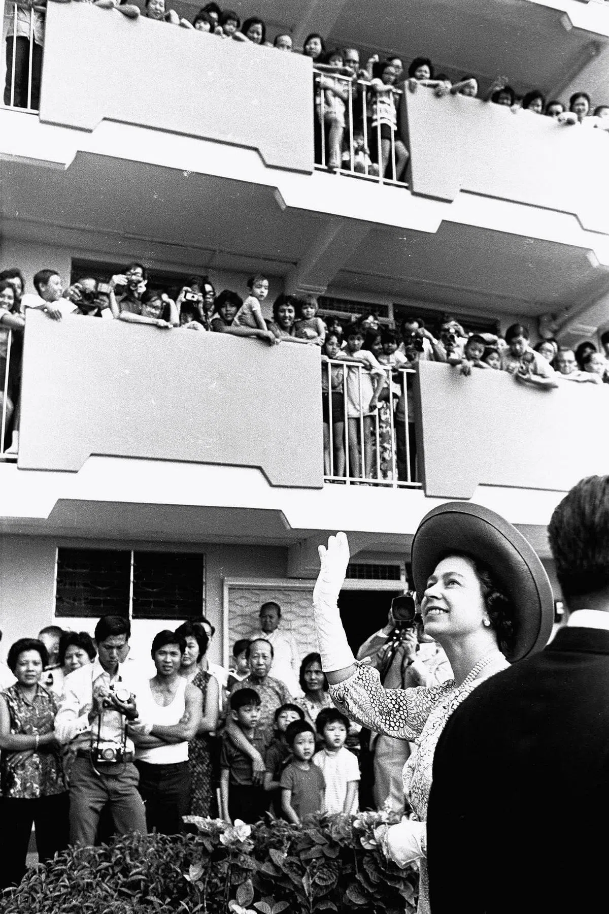 英女王伊丽莎白二世1972年到访新加坡时，曾到大巴窑组屋访问居民，公众挤满走廊，大家都想一睹英女王的风采。（档案照）