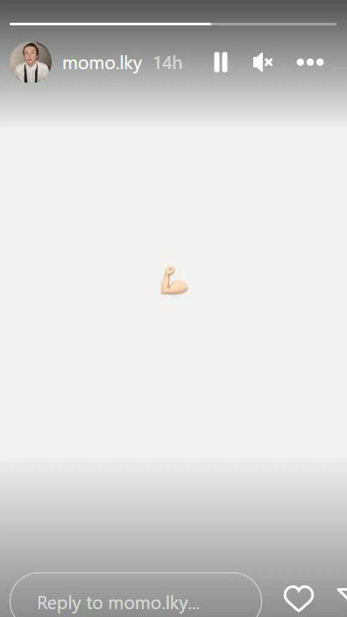 阿Mo在IG限时动态放上一个“加油手臂”表情图，似是为自己漫长的复健之路加油打气。（取自艺人IG）