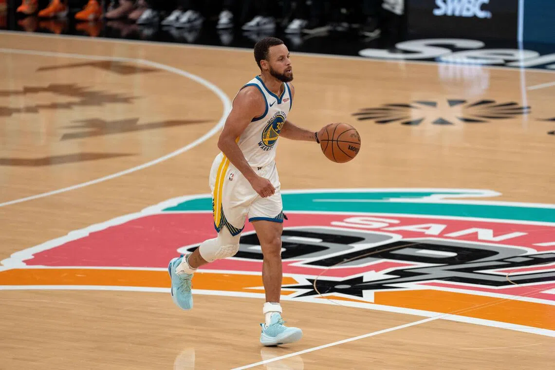 勇士球星柯里2013年从耐吉转投安德玛。图为他在勇士以125比120客胜马刺的比赛中，穿着安德玛为他打造的柯里12代战靴。（路透社）