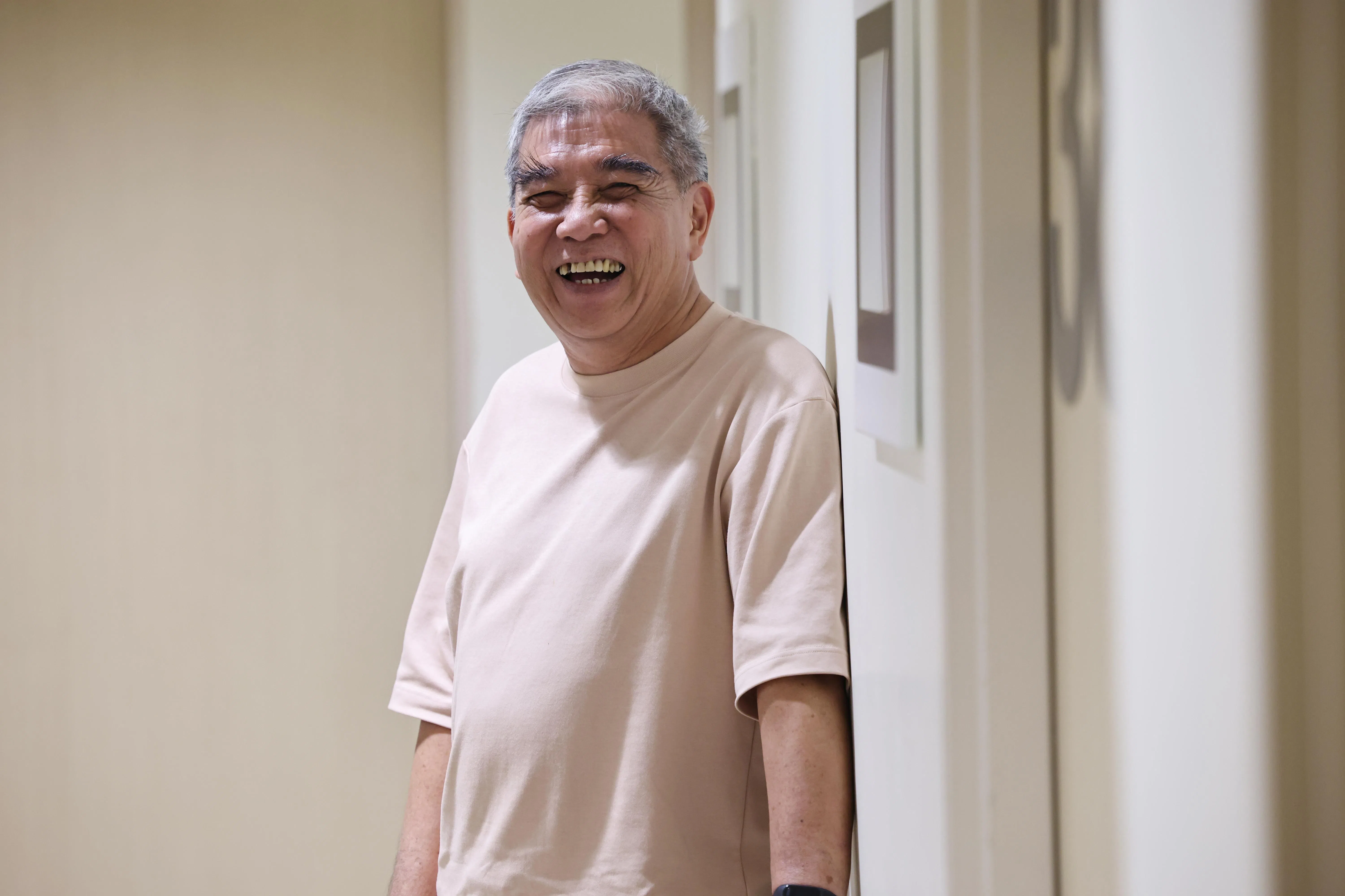 符阳强重拾听觉，笑得比谁都开心。（陈渊庄摄）