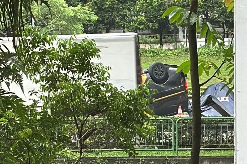 货车男乘客伤重不治，警方在货车旁放置蓝色帐篷。（王丝绮摄）