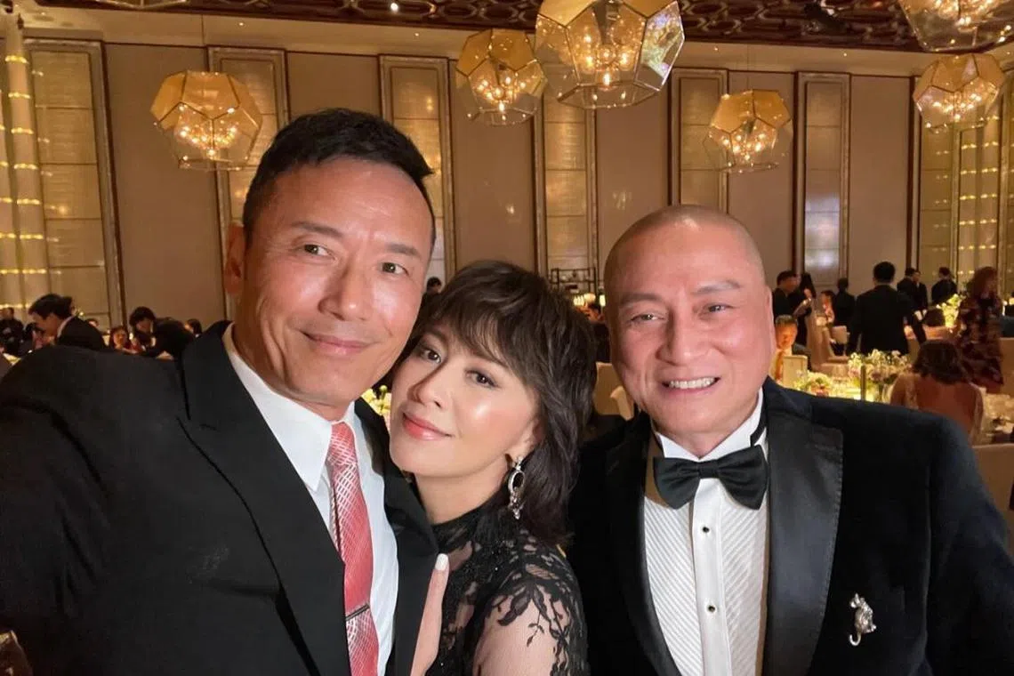 苗侨伟（左）和刘嘉玲（中）出席汤镇业（右）女儿婚礼。（取自刘嘉玲IG）