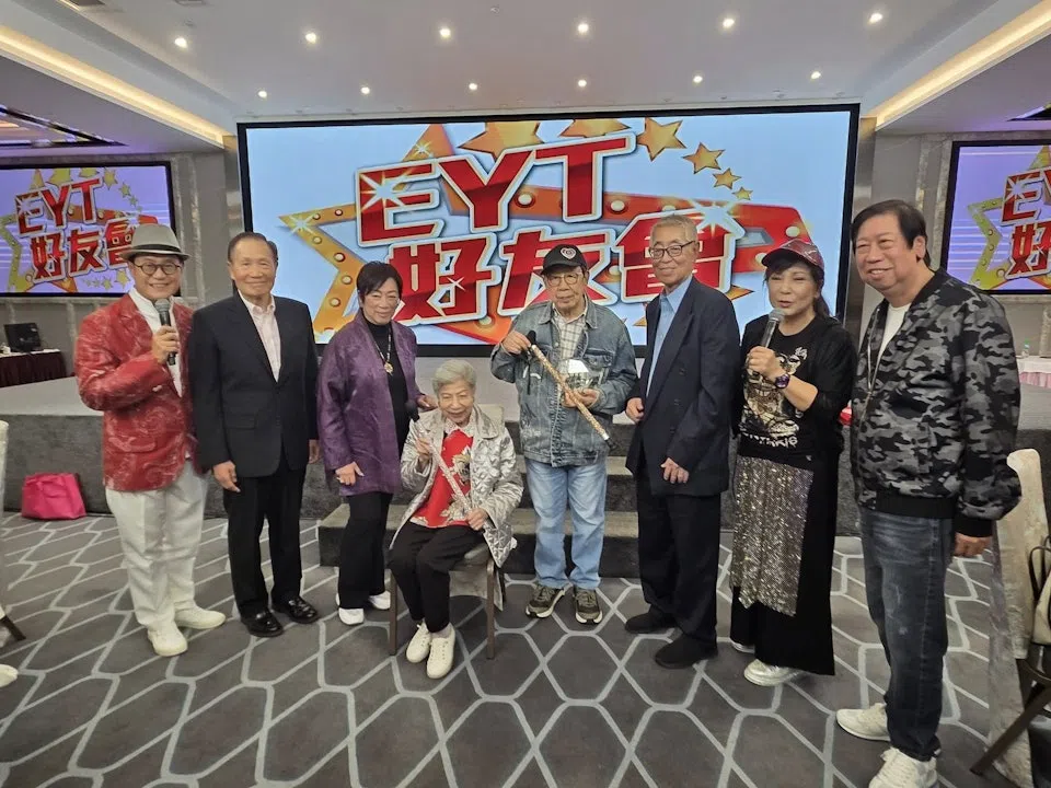 《欢乐今宵》好友会年度联欢晚会上，邓英敏（左起）、陈庆祥、周梁淑怡、罗兰、胡枫、蔡和平等老友们合照。（取自曾醒明脸书）