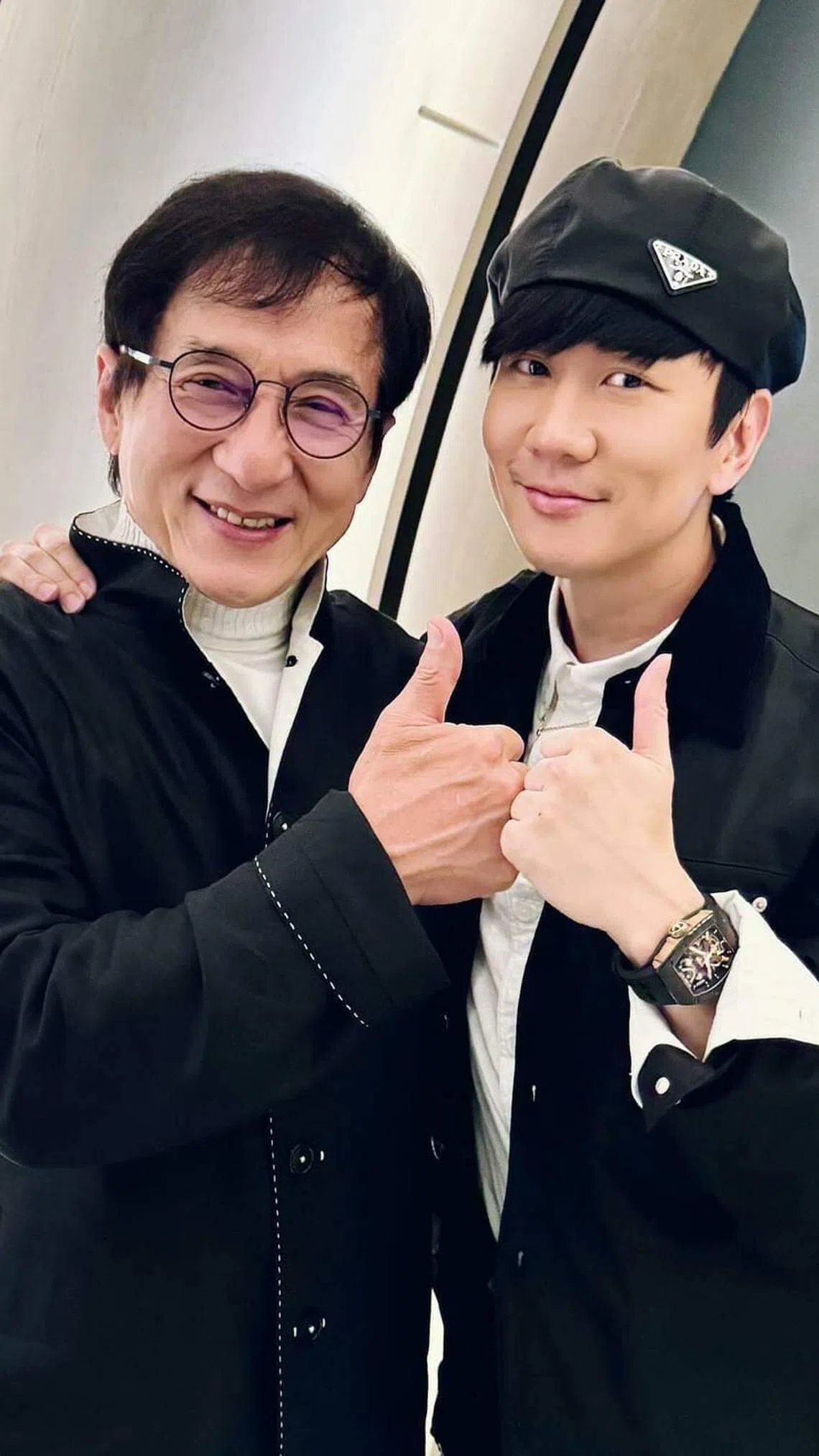 影星成龙（左）和本地歌手林俊杰以好友身份出席理查德米勒概念旗舰店开张派对。（取自林俊杰Instagram）