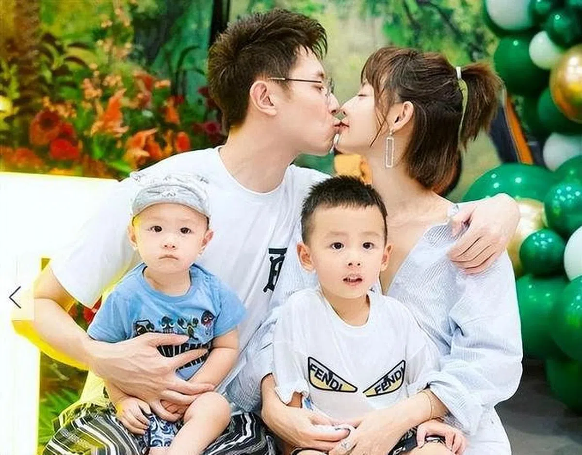 张嘉倪（后排右一）夫妇全家福。（取自艺人微博）