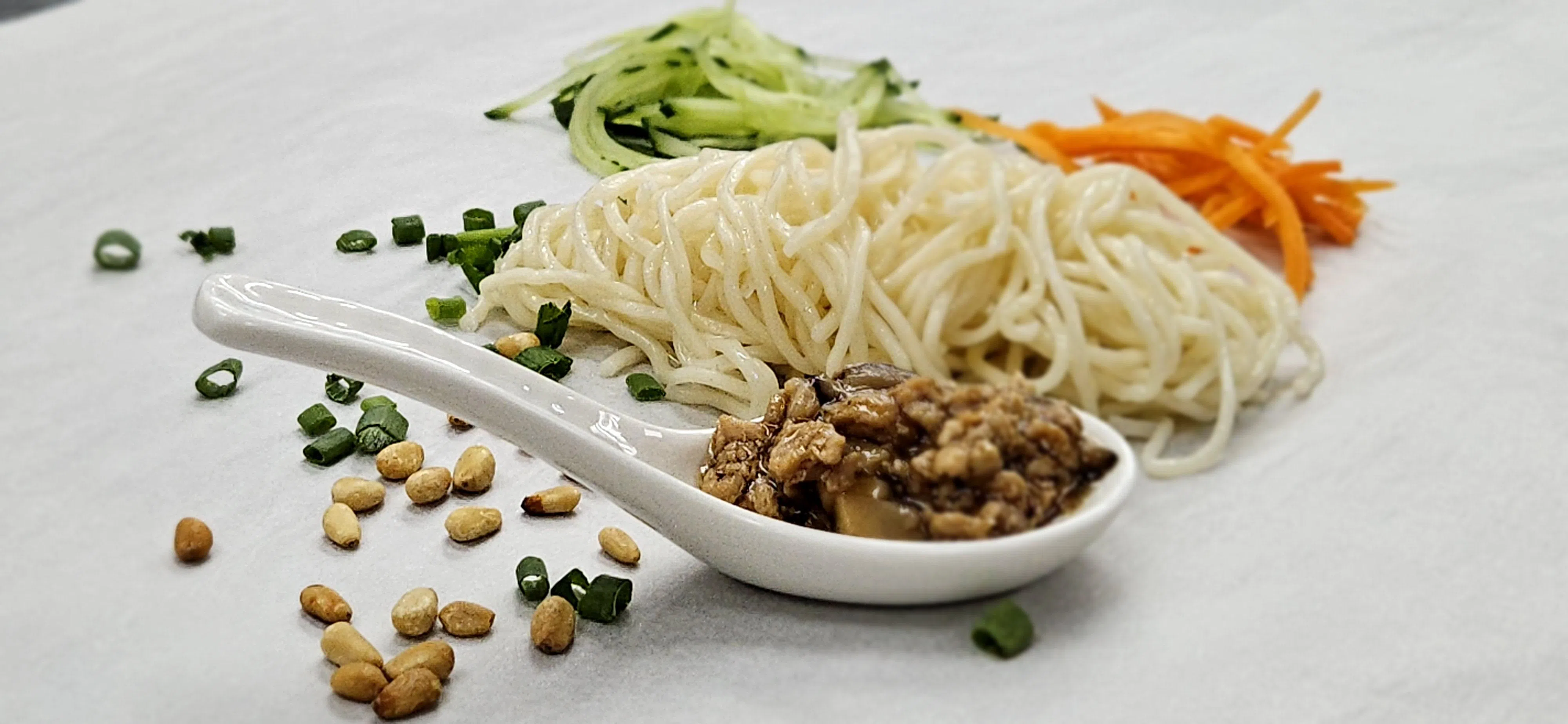 这道香菇肉末拉面含有老年人所需的各种重要营养来源，如碳水化合物、蛋白质、纤维素、维生素和矿物质。（受访者提供）