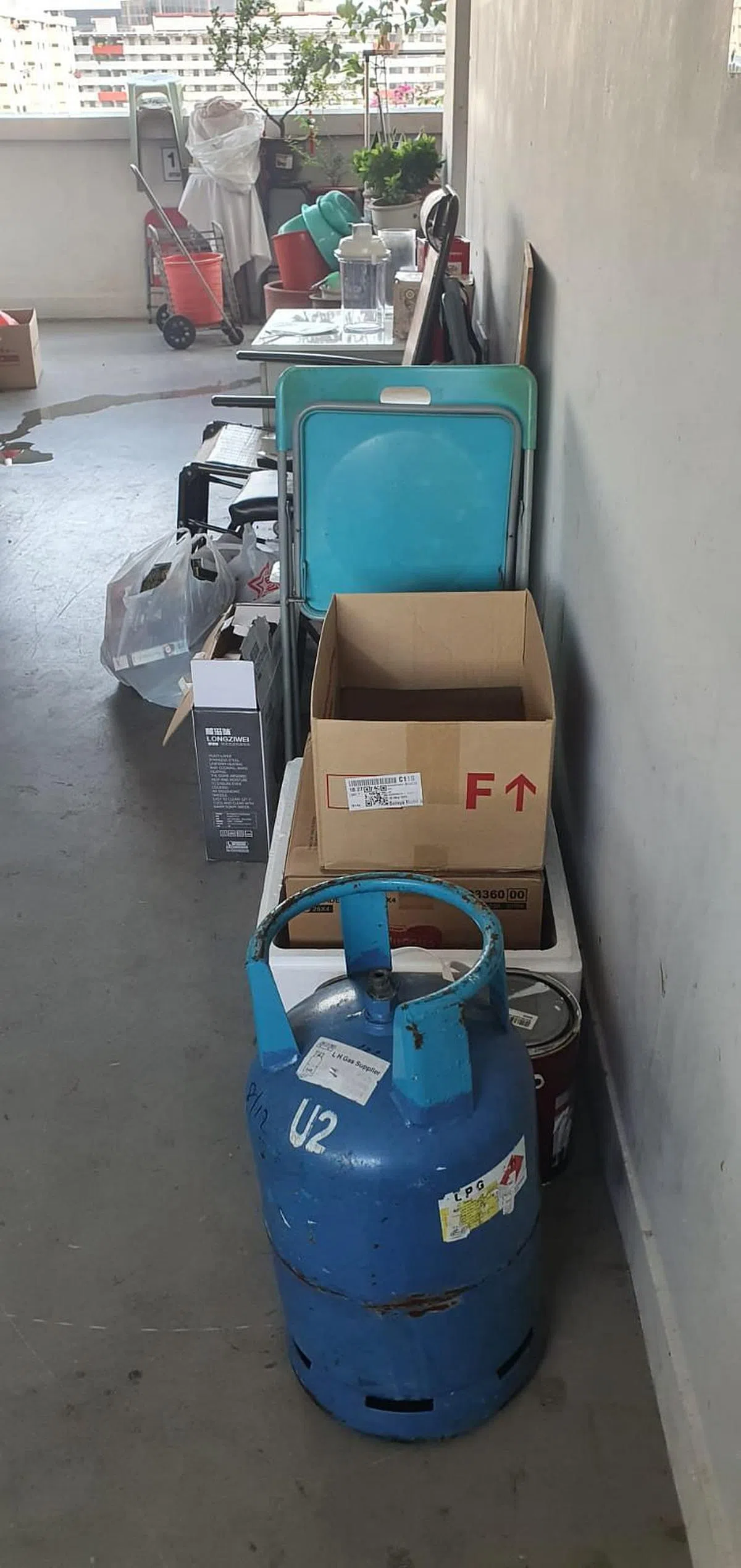 居民担心有易燃物品，存在火灾隐患。（受访者提供）