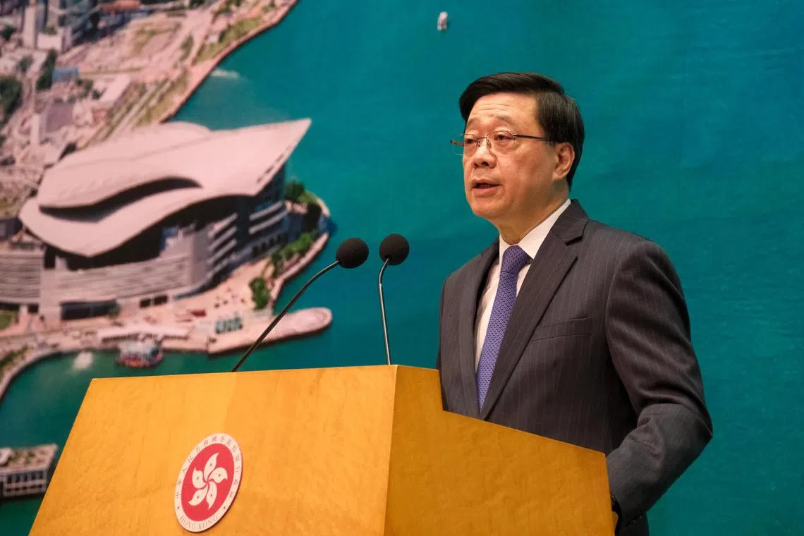 香港特首李家超率领代表团，参加星期三（9月3日）在北京举行的抗战胜利纪念大会、阅兵式和文艺晚会。图为他2月18日出席行政会议前的记者会。（中新社）