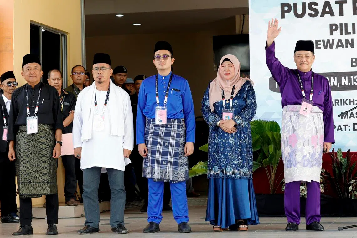 沙巴原任首席部长哈芝芝（右一）陷入五角战，其他四个候选人是沙巴愿景党的帕祖丁（左起）、民兴党的莫达胡欣、国阵的沙诺里查，以及国盟的提阿米娜。（马新社）