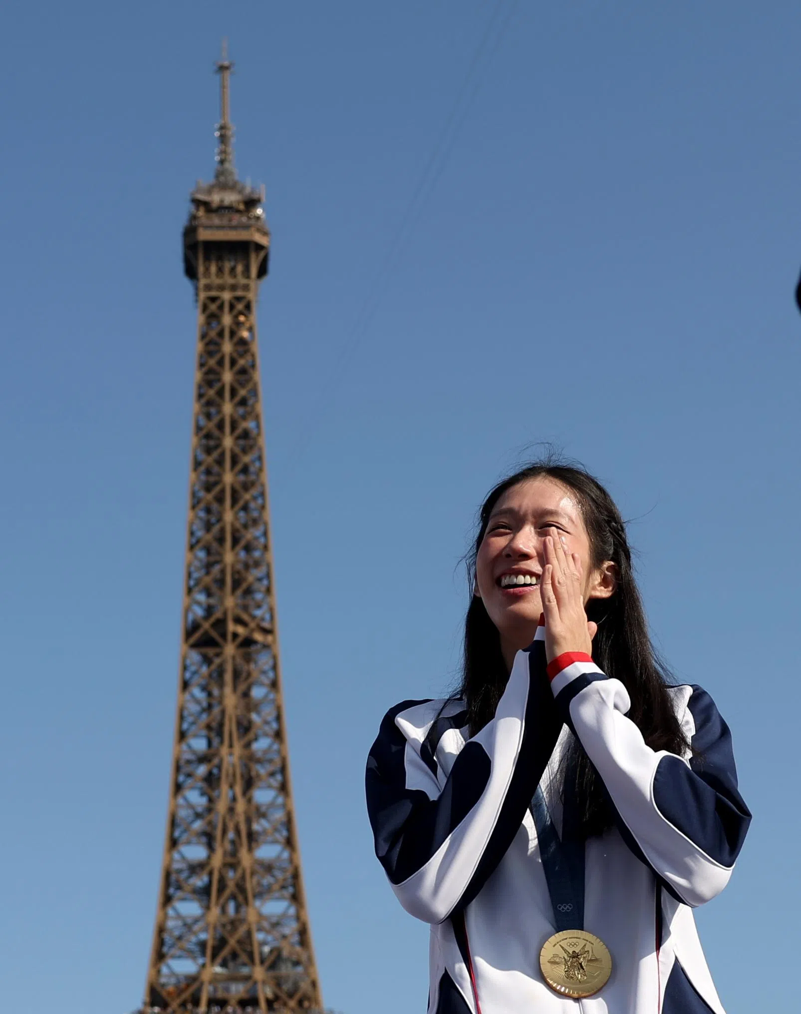 香港剑手江旻憓在埃菲尔铁塔前留影。（新华社）