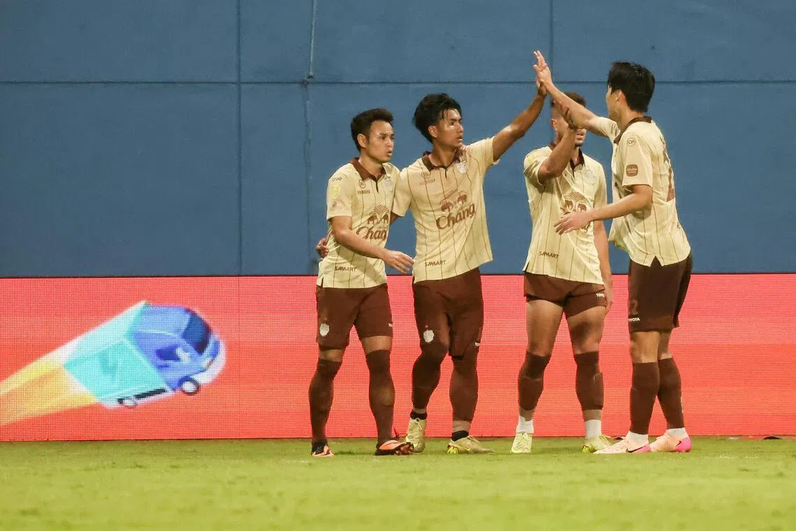 武里南联目前在泰国甲级联赛以12分优势遥遥领跑，上轮联赛还以8比1狂胜处于中游的清莱联，状态正佳。图为武里南联前锋素帕那（左二）攻破淡滨尼龙门后，与队友一同庆祝。（海峡时报）