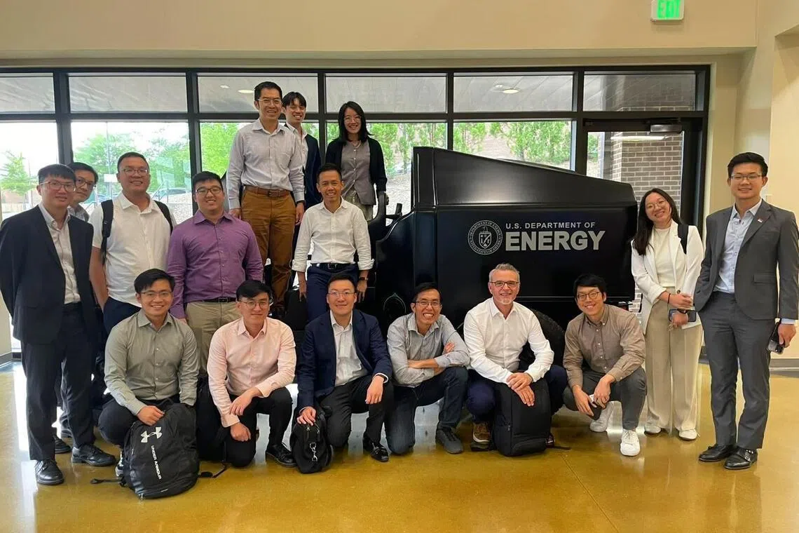 2024年7月，我国与美国签署民用核能《123协定》，促进核相关知识与技术分享和交流。图为2025年8月，我国能源局到美国取经，了解先进反应堆的研究、开发与部署能力。前排左四是陈家贤，最后一排左一是能源局局长潘国强。（能源市场管理局提供）