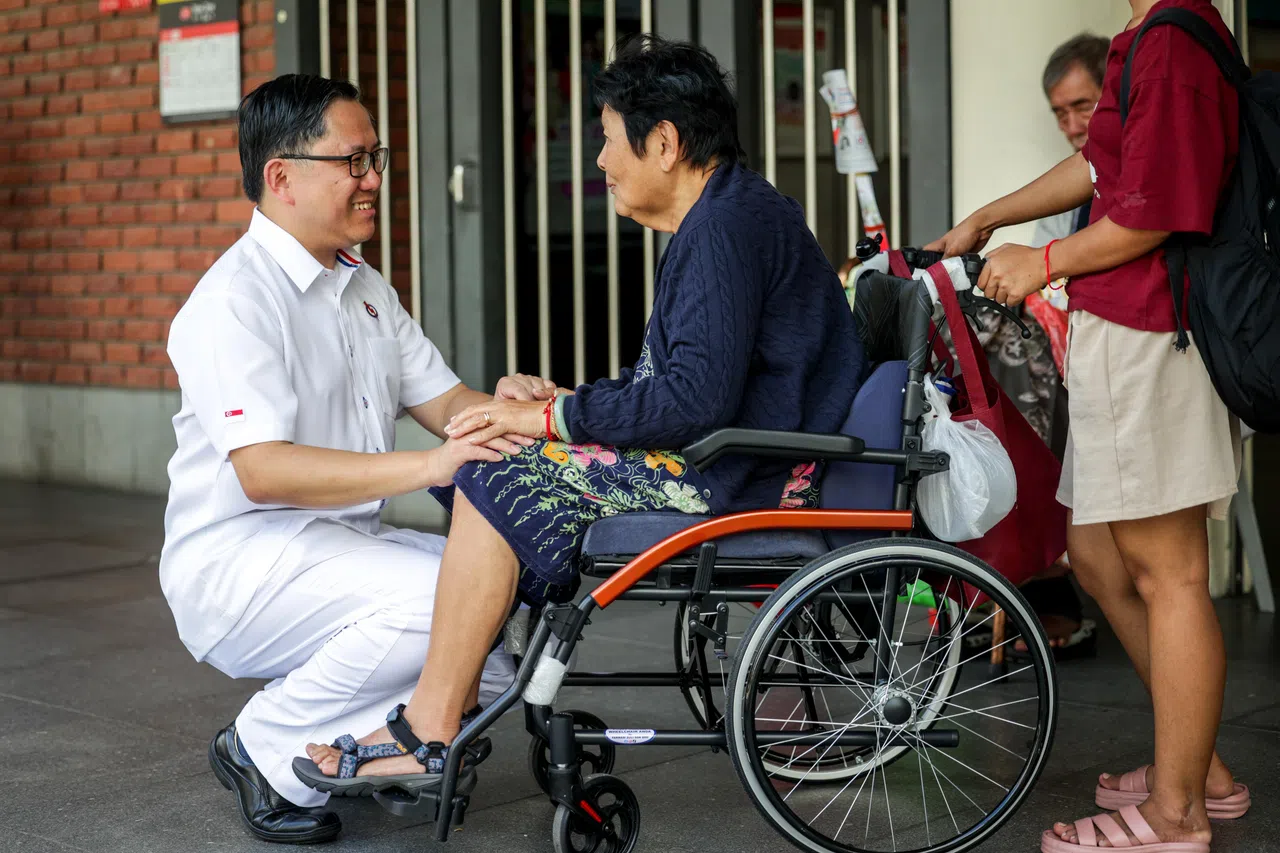 任梓铭（左）接受媒体访问时，对选区候选人调动的提问作出回应。他强调，各政党有权根据选民的利益和代表性，自由决定如何调动候选人。（叶振忠摄）