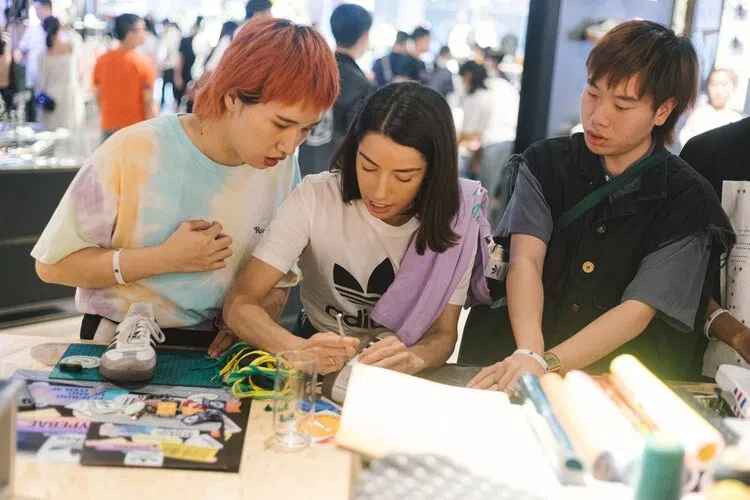 妮可·麦拉福林（中）正筹备一个非牟利组织，为年轻人开创设计资源，将她的设计技艺和理念传授下去。（互联网）