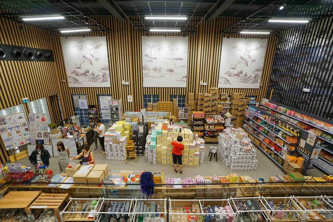 货品源源不绝，MoNo位于裕华国货牛车水重点二楼的销售空间摆满各式食品和饮料。（特约摄影余维权摄）