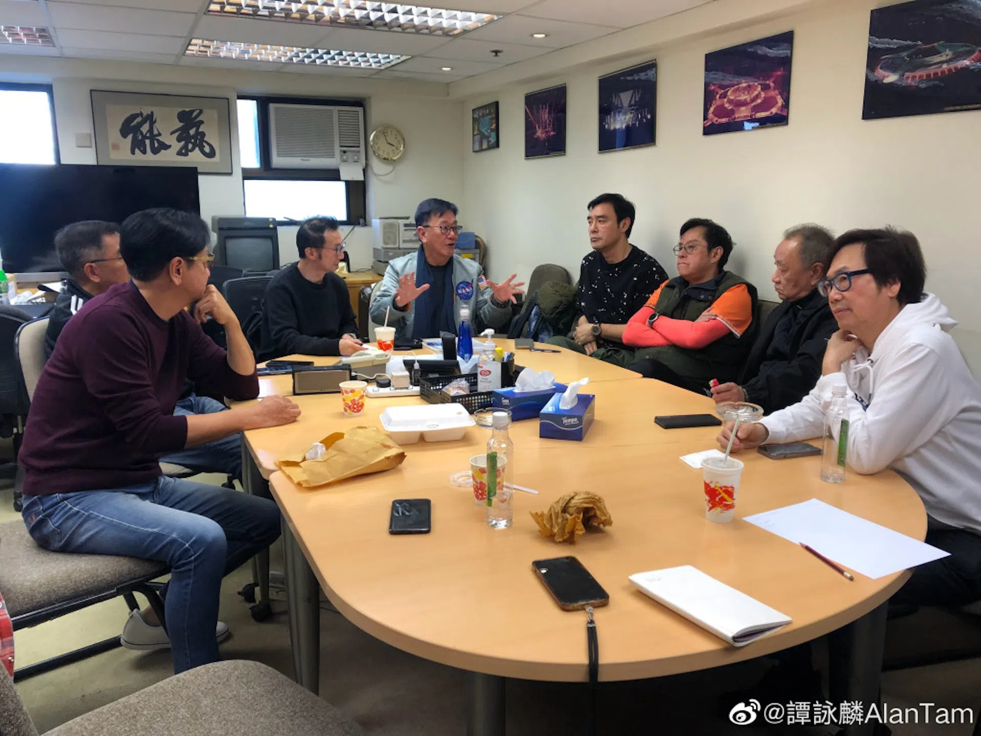 温拿为告别演唱会开会。（取自艺人微博）