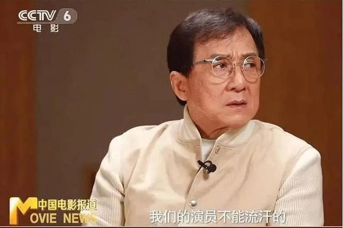 成龙在节目中呼吁幕后团队不要过度保护演员。（电视截图）