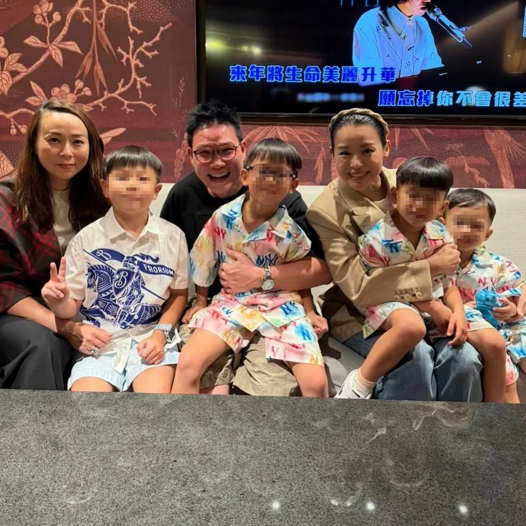 苏永康（左三）日前携儿子Jazz（左二）出席中秋晚会，现场还有胡杏儿（右三）及她的三个儿子。（取自苏永康IG）