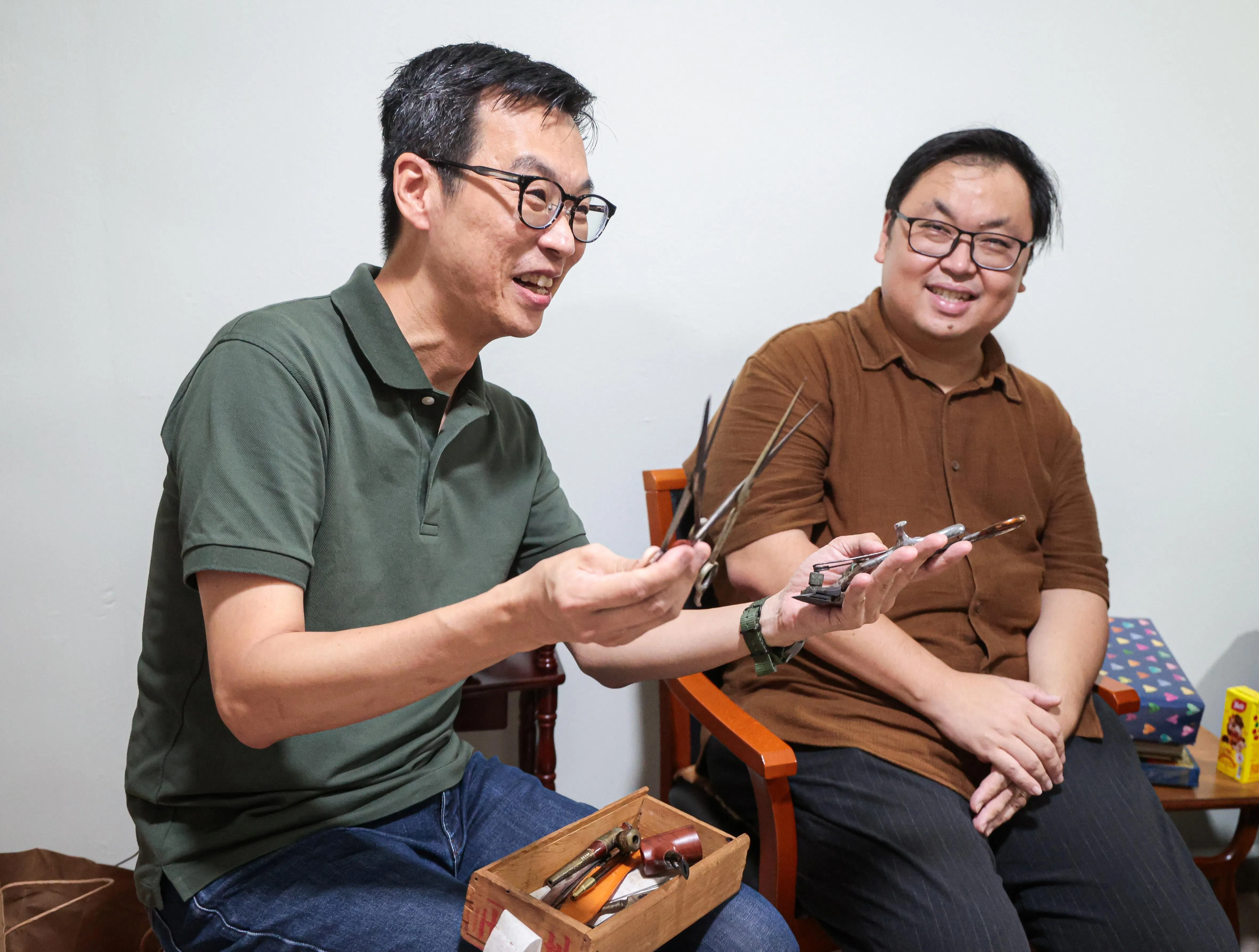 唐琥儿子振铨（左）向文史研究者苏章恺讲述小时候和爸爸相处的趣事。（李冠卫摄）