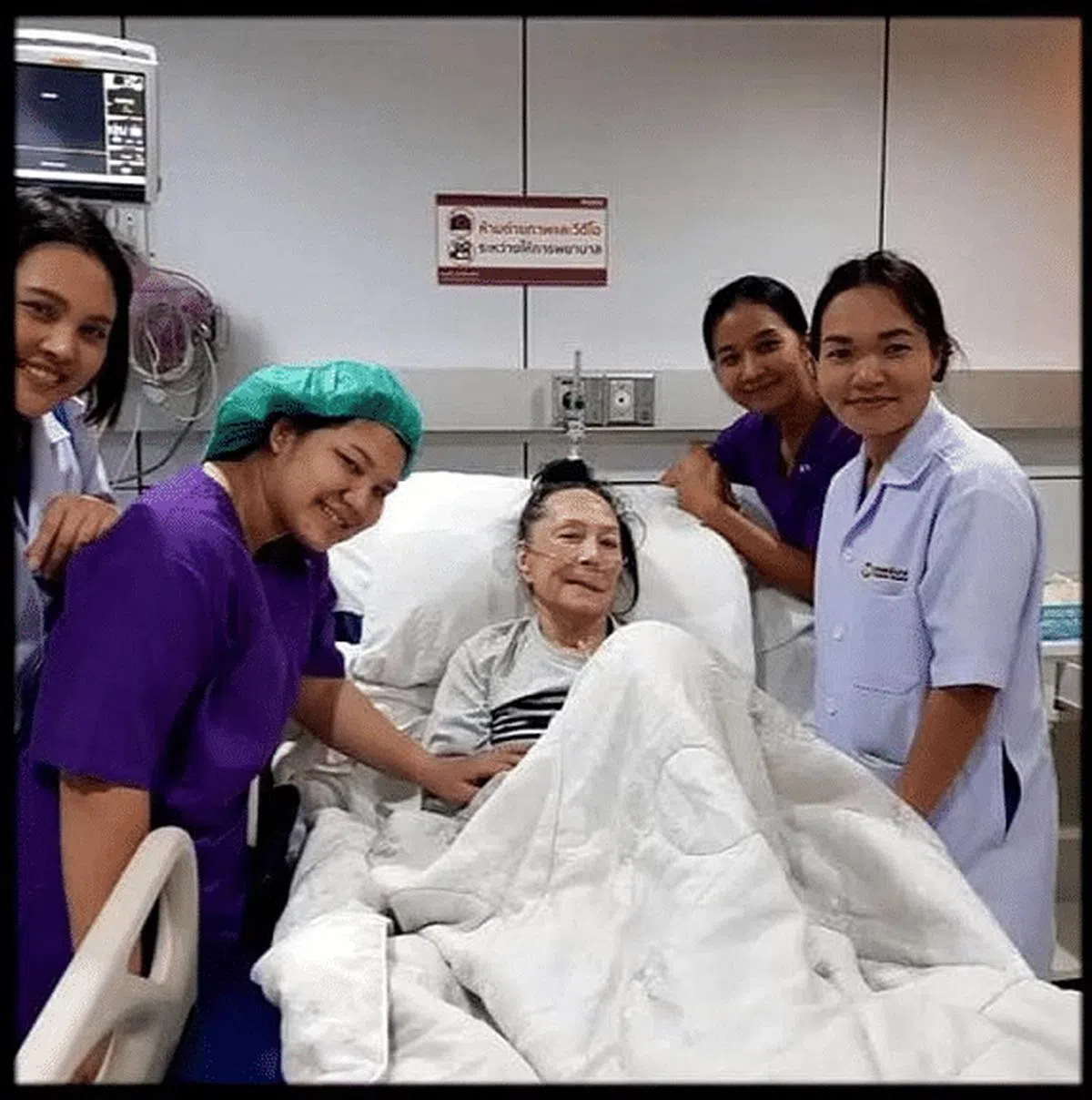 母亲嘉玲生前已卧病在床一段时间。（互联网）