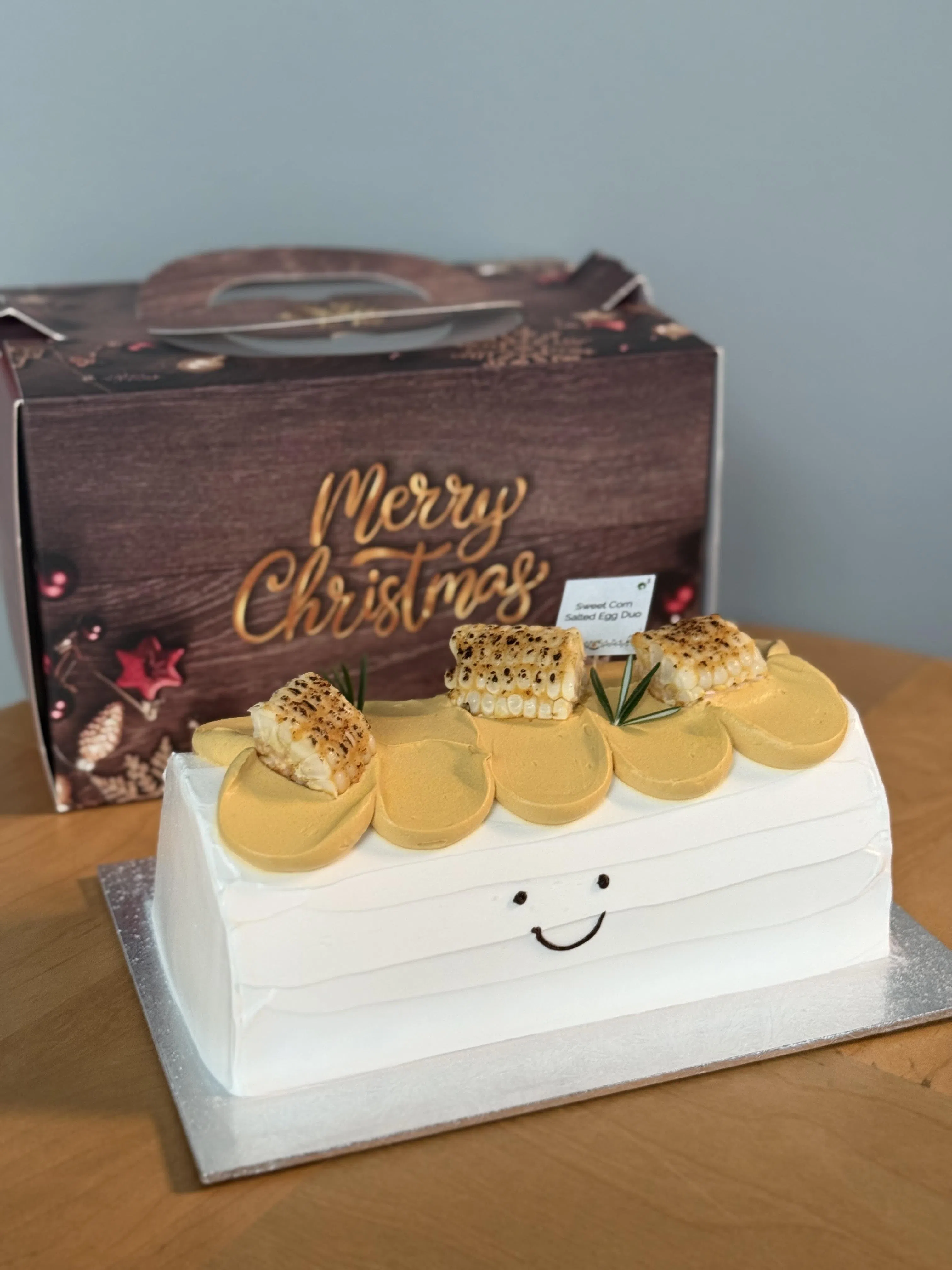 松园的甜玉米咸蛋双拼树桐蛋糕，玉米的清甜与咸蛋黄的咸香相互交融。（商家提供）